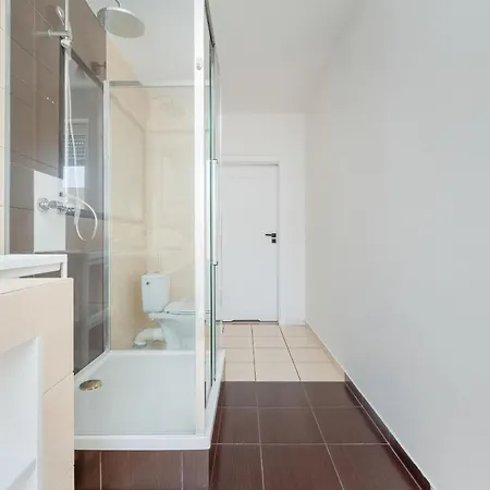 New Sunny 2 Bedroom With Parking And Air Conditioning By Renters Apartment *
