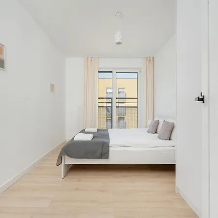 New Sunny 2 Bedroom With Parking And Air Conditioning By Renters Breslau