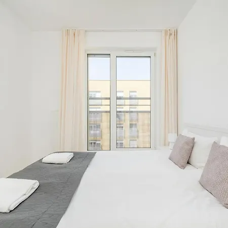 New Sunny 2 Bedroom With Parking And Air Conditioning By Renters Apartment *