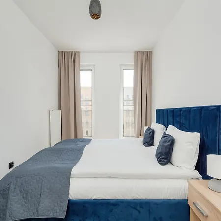 Apartment New Sunny 2 Bedroom With Parking And Air Conditioning By Renters *
