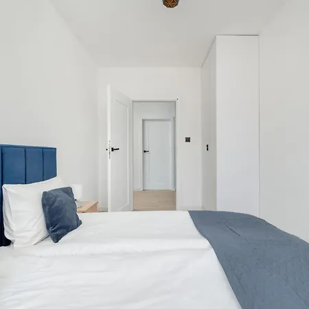 Apartment New Sunny 2 Bedroom With Parking And Air Conditioning By Renters