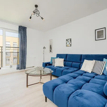 New Sunny 2 Bedroom With Parking And Air Conditioning By Renters Apartment