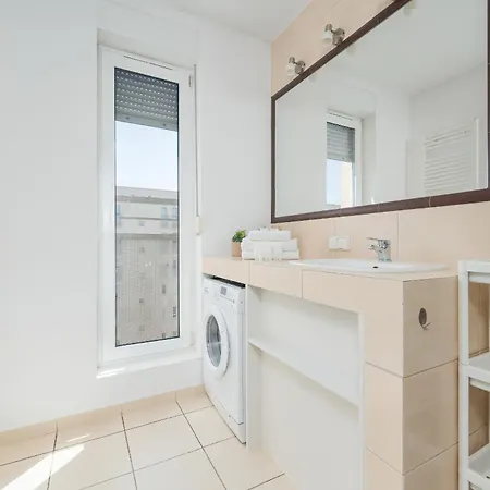 New Sunny 2 Bedroom With Parking And Air Conditioning By Renters Vratislav