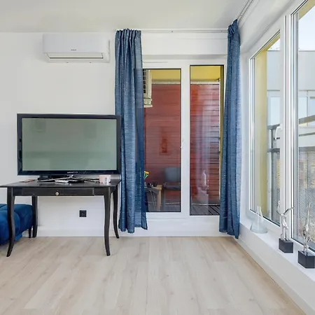 New Sunny 2 Bedroom With Parking And Air Conditioning By Renters Apartment Breslau